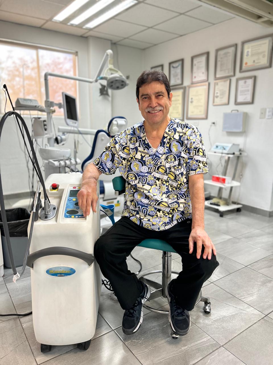 Dr. Rogelio Calderon Loera junto a equipo odontológico